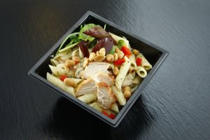Ensalada de pollo y pasta.