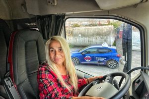 Ana Isabel Espinosa al volante de uno de sus camiones de Autoescuela Élite.