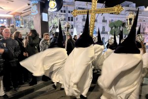 El viento, azotando a los nazarenos de la Macarena en la calle Granada. Foto: María Palma Martos.