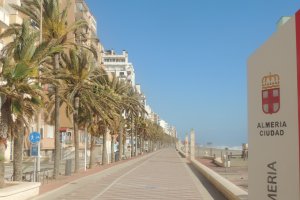 La imagen del Paseo Marítimo de Almería en la desapacible tarde del Miércoles Santo.