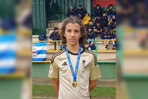 Lucas, en el prestigiado torneo, con la medalla de subcampeón.