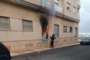 Actuación de un bombero en la vivienda afectada.