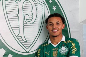 Lázaro está cedido en el Palmeiras donde juega poco. 