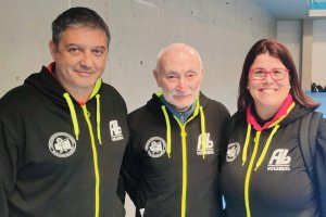 Susana Trigo con Fernando Pérez Moreno, su pareja y también árbitro de voleibol, y Juan Docio, delegado del voley en Almería.