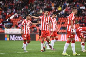 Édgar toca la cabeza a Marcos Peña en el Almería-Osasuna.