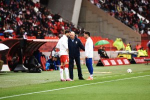 Pepe Mel corrigiendo al descanso los errores del once titular.
