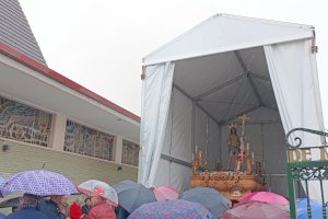 El Resucitado, refugiado de la lluvia.