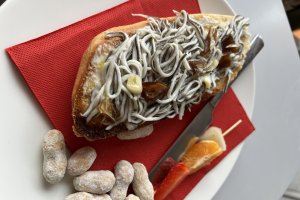 Tostada \'Gula\': gulas, ajo picado y dátiles.