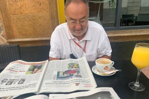 Alfredo Relaño leyendo LA VOZ DE ALMERÍA en la cafetería Simón de Los Gallardos.