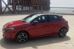 Corsa Hybrid de Stellantis Almería durante la prueba