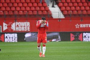 Mejor taparse la cara ante las coplillas de la afición.