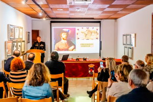 El coronel durante la conferencia.