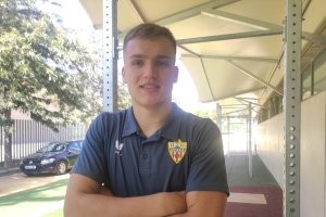 El joven delantero con LA VOZ en el campo Anexo del Mediterráneo.