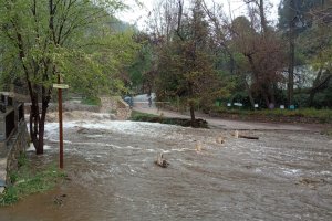 Así bajaba el Río Andarax en el Área Recreativa \'El Nacimiento\', que tuvo que ser cerrada a los visitantes.