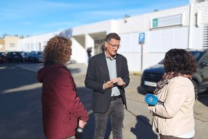 José Luis Sánchez Teruel atendiendo a los medios a las puertas del centro Princesa Sofía.