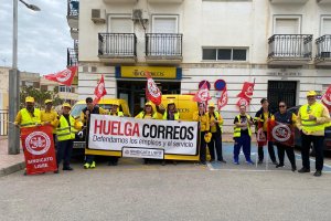 Trabajadores de Correos este martes, en Albox, al inicio de las protestas.