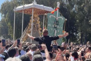 El Simpecado almeriense y el sacerdote José María Sánchez, ante la Virgen del Rocío en la Romería de 2023.