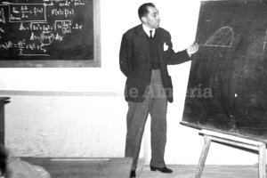 El histórico profesor del Instituto, don Francisco Sáiz Sanz, dando una lección de Matemáticas en una de las pizarras del aula.