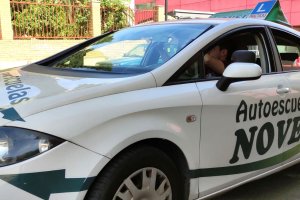 Imagen de uno de los coches de Autoescuelas Novel de Almería.
