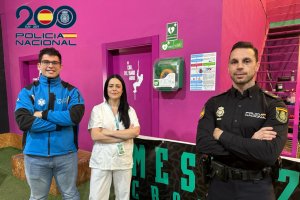 Imagen de la enfermera y el policía nacional fuera de servicio que salvaron la vida a un hombre de 70 años.