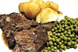 Patatas cocidas, guisantes y ternera para empezar la semana