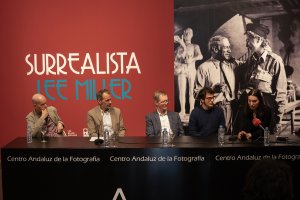 Juan María Rodríguez, Javier Rivera, Antony Penrose (junto a su traductor) y Vittoria Mainoldi, ayer en el CAF durante la presentación de la expo