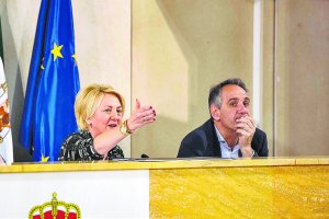 Eloísa Cabrera, concejal de Urbanismo, junto a Juan José Segura, concejal de Agricultura, Agua y Zonas Verdes