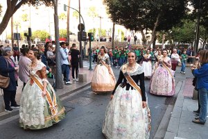 Las falleras recorrieron las calles del centro de Almería en un pasacalles.