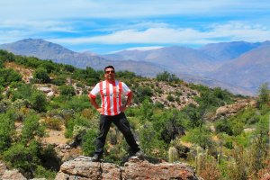 César Aguilera, con su camiseta del Almería en los cerros chilenos de Pedernal.