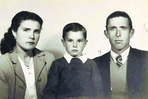 Rafaela González con su hijo Francisco y su marido Juan Munuera, en 1953, el año en el que arribaron a la Patagonia argentina, donde echó raíces