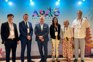 Dr. Joaquín Fernández,  junto al resto de la delegación de la  ESCRS invitada por la APAO.