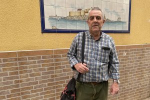Fernando Espósito con su bolsa de trabajo recorriendo las calles de Almería.