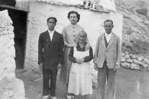 María era una mujer pequeña con un gran corazón. Habitaba una casa cueva en el barrio de la Fuentecica, donde se ve acompañada de su marido y de