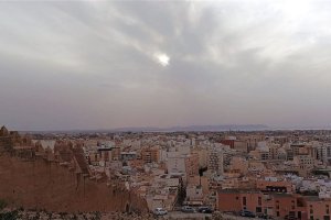 La calima deja a la capital sin sol.
