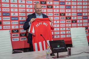 Pepe Mel casi se presentó solo sin El Assy ni Joâo.