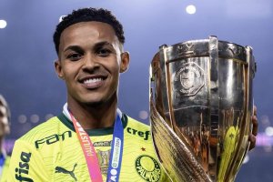 El futbolista cedido en el Palmeiras sonríe en Brasil tras ganar el Campeonato Paulista.