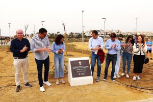 El equipo de Gobierno veratense inaugura un nuevo parque en 'La Charca del Gato'.