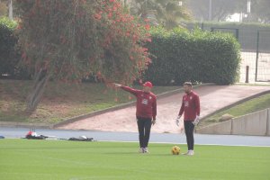 Pepe dirigiendo a los jugadores junto a Nacho Pérez