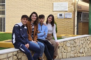 Alejandro, Daniel y Valeria junto a su profesora de Latín y Griego Cynthia Pérez.