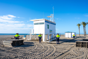 Trabajadores del ayuntamiento ultimando las labores de adecuación.