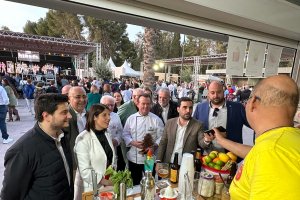 Autoridades presentes en el festival durante la visita a los 'stands' presentes.