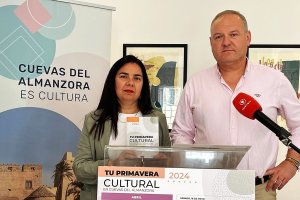 La edil de Cultura y el alcalde durante la presentación en el Museo Taller Emilio Sdun.
