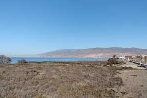 Vista general de Almería desde la desembocadura del Río Andarax con los cielos totalmente despejados.