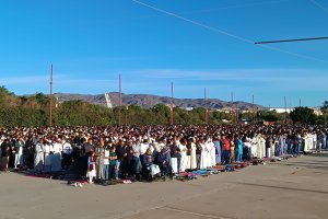 Miles de musulmanes se reunieron para rezar en el Recinto Ferial de Almería.
