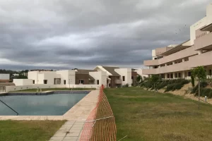 Imagen de archivo en la que se aprecia una piscina comunitaria en el Levante.