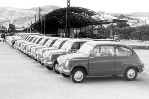 Los coches de la marca Seat que llegaron al puerto de Almería desde Barcelona en 1958. Eran de los modelos 1.400 y 600.