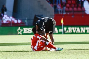 Samú Costa consuela a Ramazani tras el Almería 0 Real Mallorca 0.