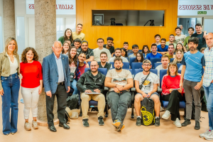 Miembros del equipo de gobierno con el alumnado.