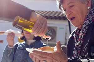 Imagen de archivo de una mujer que se prepara para consumir una elaboración con aceite de olvida.