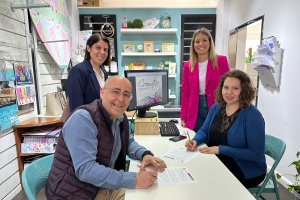 Entrega de la ayuda a un comercio huercalense.